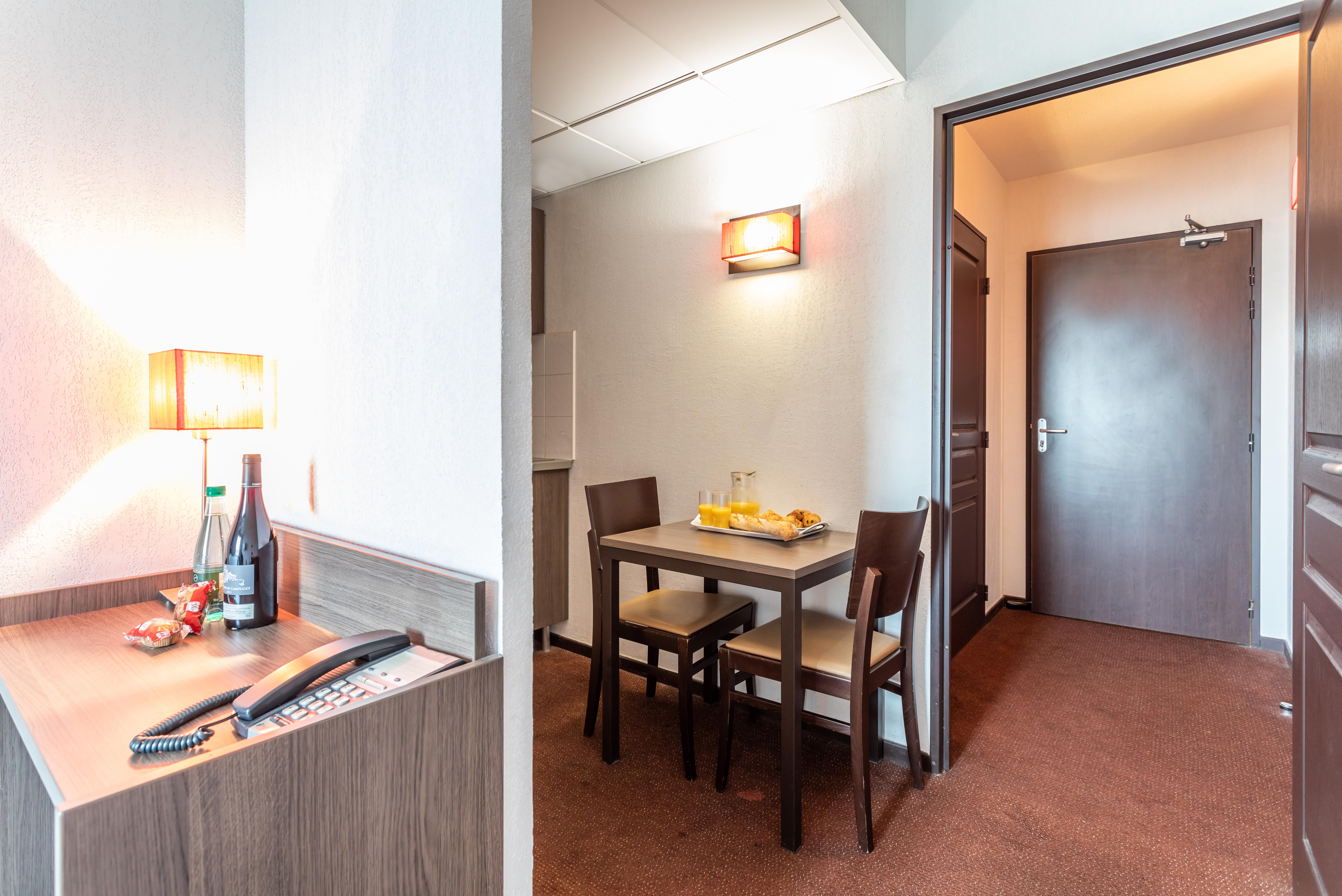 Comfort Aparthotel Nimes Centre Zewnętrze zdjęcie